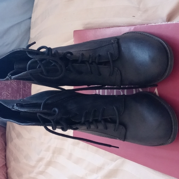 Boot size 10 with zipper ,laces up NWOT - Picture 4 of 8